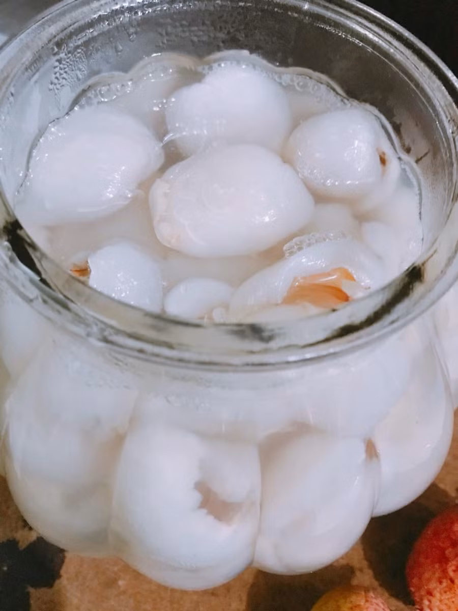 Cách làm vải ngâm đường ngọt thanh pha cùng trà giải khát mùa hè ảnh 5