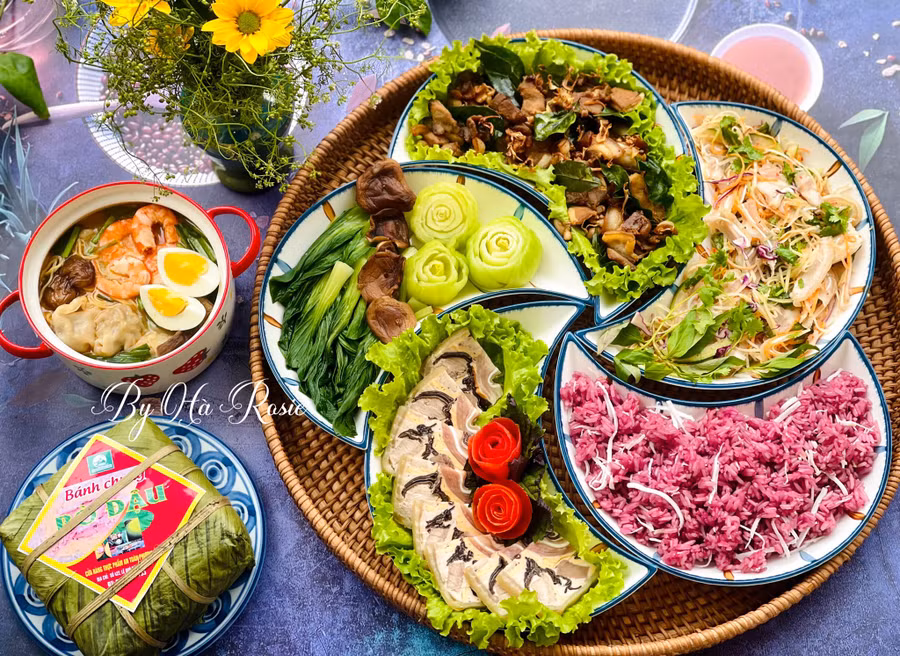 Gà luộc, bánh chưng, giò tai, thịt lợn mán xào lá mắc mật, rau cải chíp luộc, mì vằn thắn, gỏi tai heo.