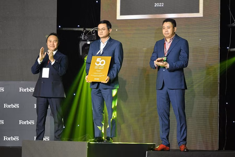 Ông Nguyễn Quang Trí - Giám đốc Điều hành Marketing của Vinamilk đại diện nhận giải thưởng Top 50 công ty niêm yết tốt nhất Việt Nam 2021 từ Forbes Việt Nam