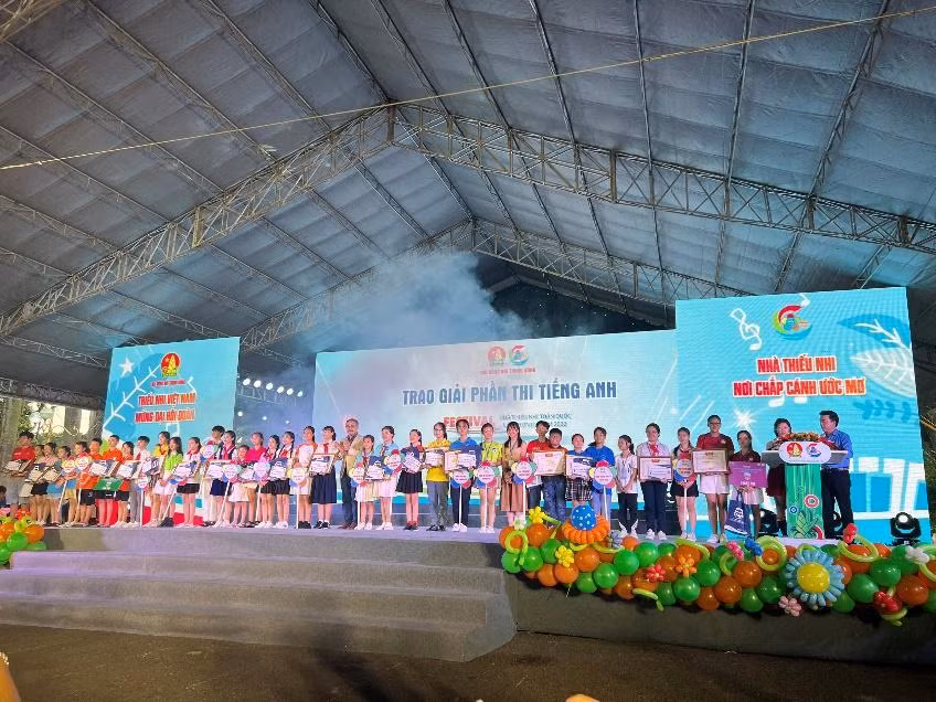 Đại diện DTP trao suất học bổng Tiếng Anh trực tuyến cho các em học sinh