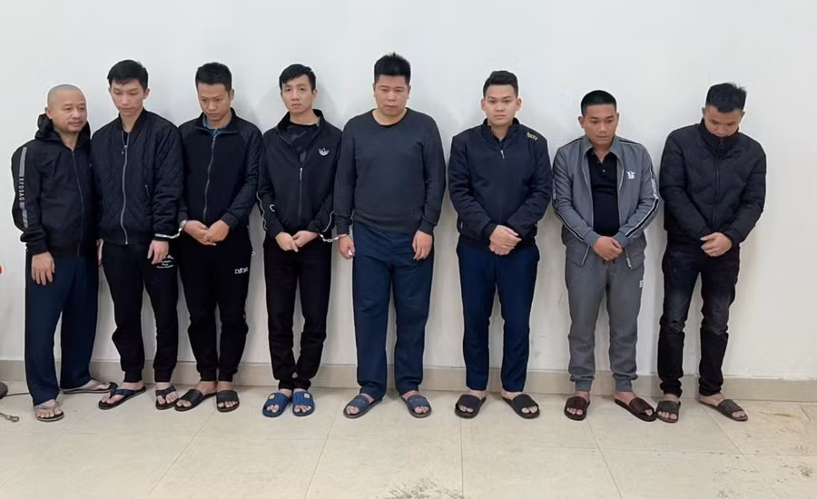 8 đối tượng trong đường dây cá độ bóng đá do Hiếu cầm đầu.