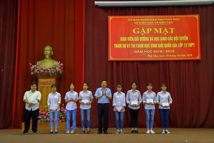 Lãnh đạo Sở GD&ĐT Phú Thọ gặp mặt đội tuyển học sinh giỏi quốc gia môn Sinh (Nga thứ 4 bên phải)