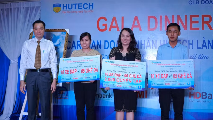 TS Vũ Văn Hoàng- Chủ tịch CLB Doanh nhân HUTECH đại diện cho đoàn trao tặng các biểu trưng vật phẩm, phần quà cho đại diện 3 trường học của tỉnh Tiền Giang.