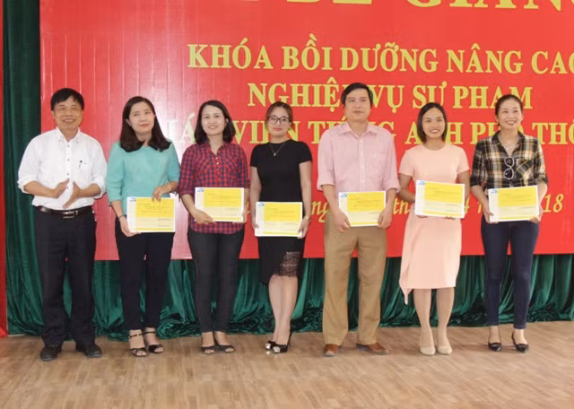 Trao chứng chỉ nâng cao năng lực sư phạm tiếng Anh cho các giáo viên tham gia lớp bồi dưỡng