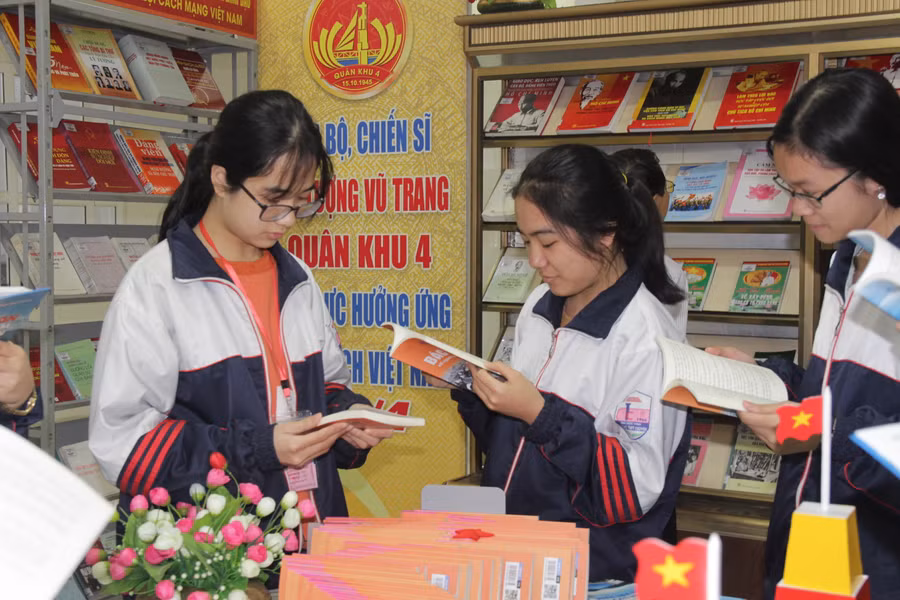 Các bạn học sinh đọc sách tại gian trưng bày của Thư viện Quân khu 4