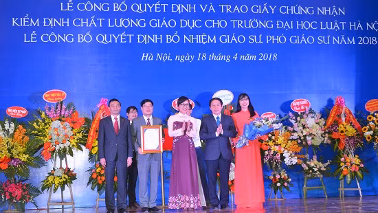 Lãnh đạo Trường ĐH Luật đón nhận Giấy chứng nhận kiểm định chất lượng giáo dục.