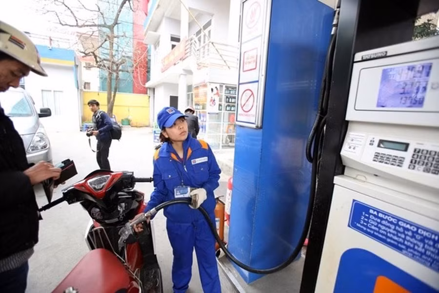 15h hôm nay giá xăng giảm mạnh, xăng E5 RON92 xuống mức dưới 19.000 đồng/lít