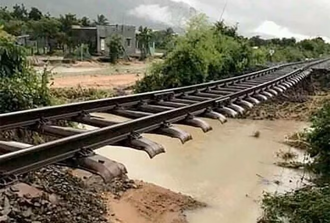 Bão số 9: Đường sắt Bắc-Nam tê liệt, gần 2.600 hành khách ách tắc tại ga Tháp Chàm ảnh 1