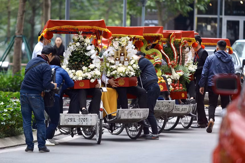 Hôn phu của Á hậu Thanh Tú: Cuộc đời từ chàng trai bán kem đến đại gia giàu lừng lẫy-1