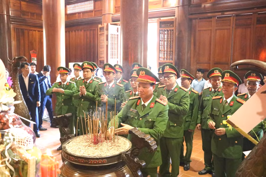 Đoàn công tác Trung đoàn CSCĐ Bắc Trung Bộ dâng hương tưởng niệm Chủ tịch Hồ Chí Minh.