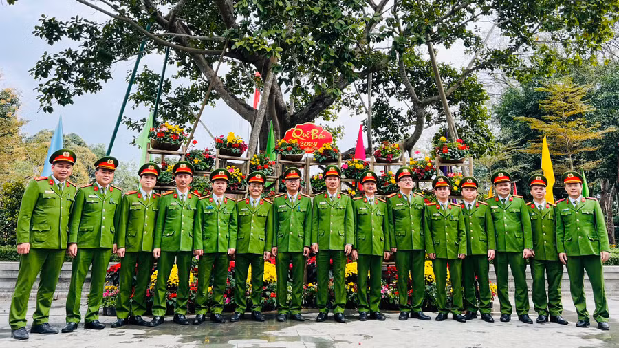 Đoàn công tác Trung đoàn CSCĐ Bắc Trung Bộ chụp ảnh lưu niệm tại Khu di tích Kim Liên.
