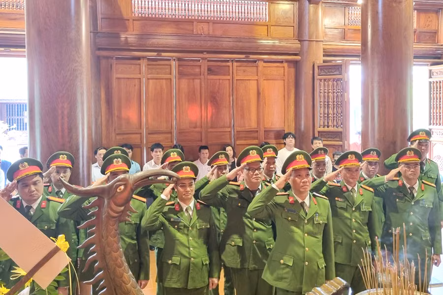 Cán bộ, chiến sĩ bày tỏ tấm lòng thành kính và biết ơn vô hạn trước anh linh Bác Hồ vĩ đại.