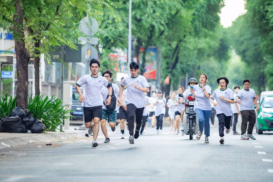 Các vận động viên tranh tài ở chặng cuối lộ trình.
