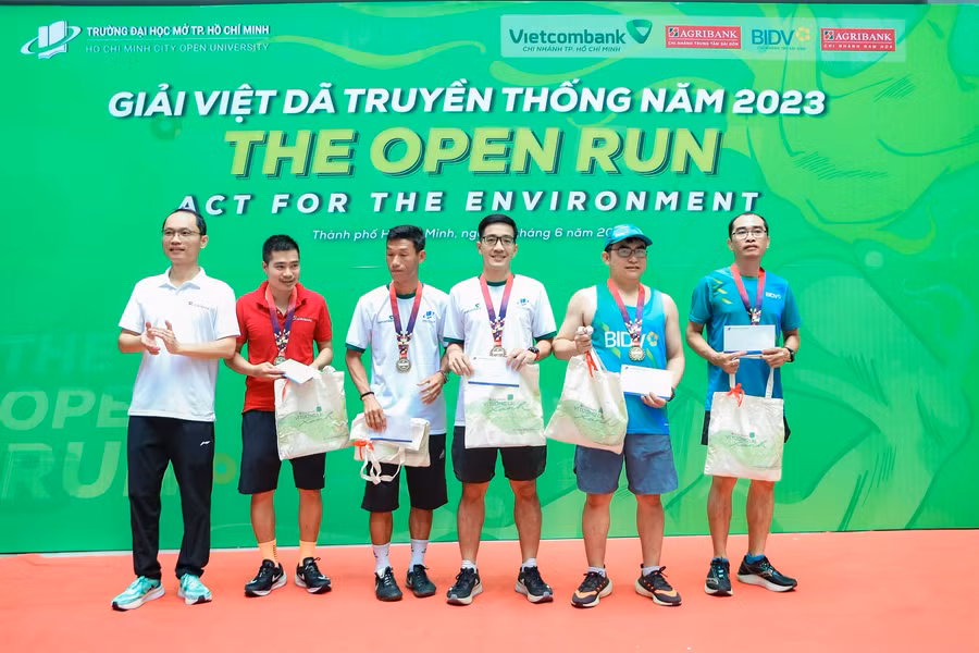 Trao giải cho các vận động viên xuất sắc.