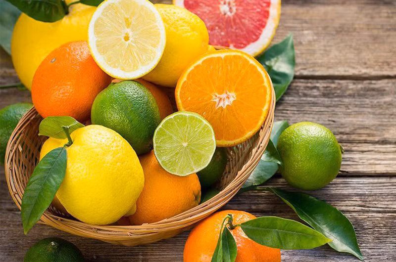 Cam, chanh giàu vitamin C, chất chống oxy hóa giúp bạn duy trì làn da mịn màng.