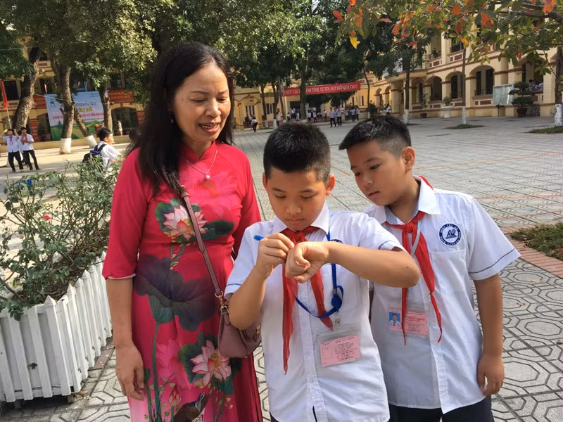 Em Ngô Gia Hưng (Lớp 6H) cùng bạn xin lưu lại số điện thoại của chuyên gia để xin ý kiến khi cần