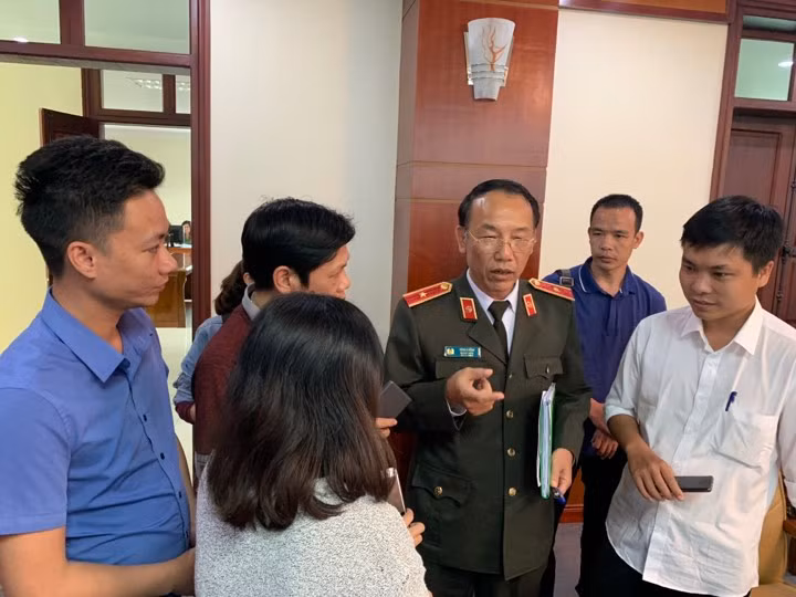 Thiếu tướng Sùng A Hồng, GĐ Công an tỉnh Điện Biên (đứng giữa) trả lời báo chí