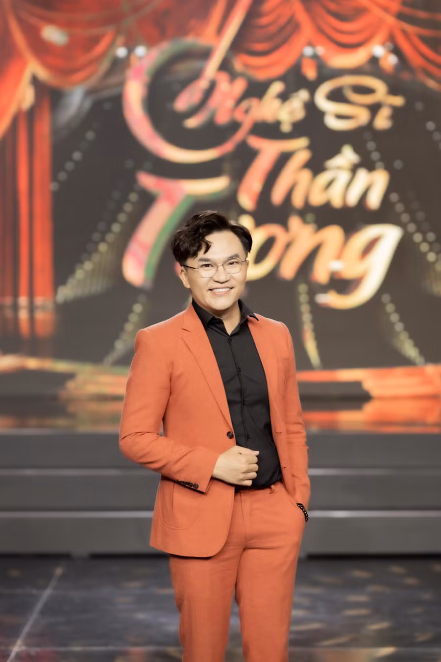 Đại Nghĩa đảm nhận vai trò dẫn dắt chương trình, kết nối thí sinh với giám khảo.
