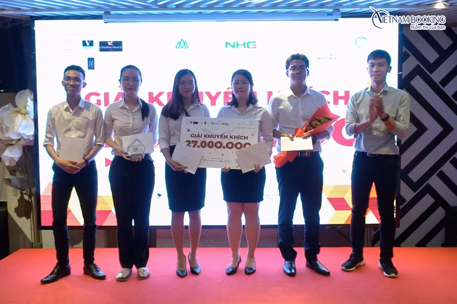 Đại diện công ty CP Vietnam Booking trao giải cho các thí sinh đạt giải I Hotelier 2019 Đại diện công ty CP Vietnam Booking trao giải cho các thí sinh đạt giải I Hotelier 2019