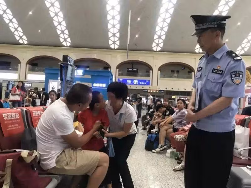 Mẹ bật khóc tưởng thất lạc con, bé bỗng chui ra từ nơi khó tin và tiết lộ câu chuyện bất ngờ