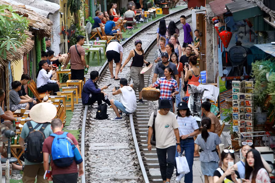 Xóm đường tàu lên đời thành điểm du lịch hấp dẫn ở Hà Nội - 1