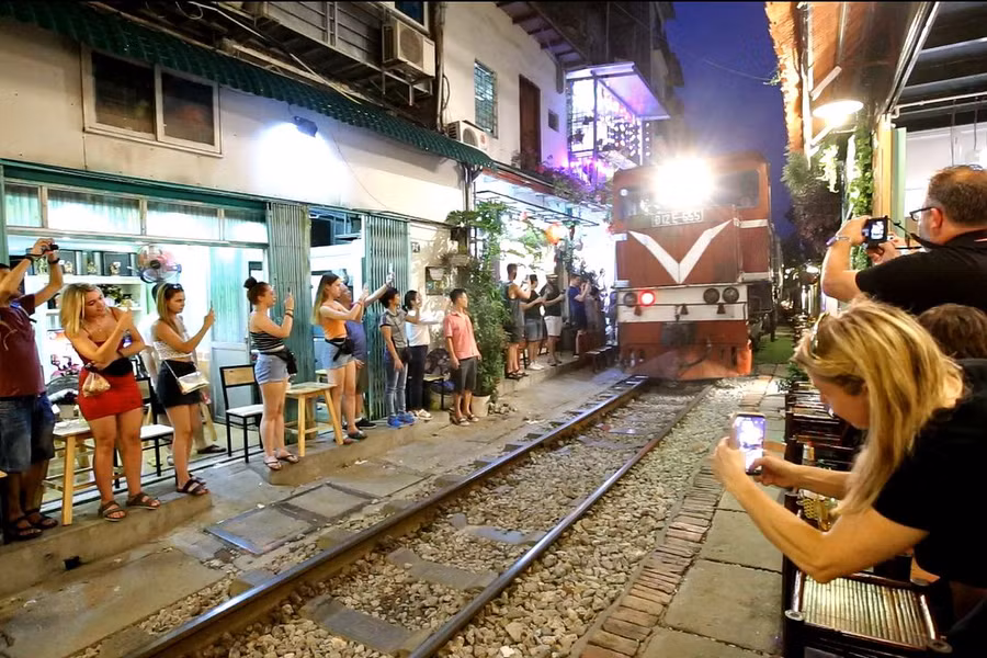 Xóm đường tàu lên đời thành điểm du lịch hấp dẫn ở Hà Nội - 14