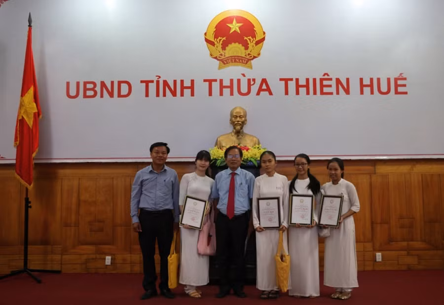 Thầy Đặng Phước Mỹ - Phó giám đốc phụ trách Sở GD-ĐT Thừa Thiên Huế chụp hình lưu niệm cùng học sinh trường THPT Nguyễn Chí Thanh