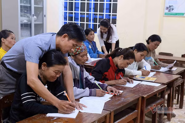 Lớp học xoá mù khác lạ ở rẻo cao