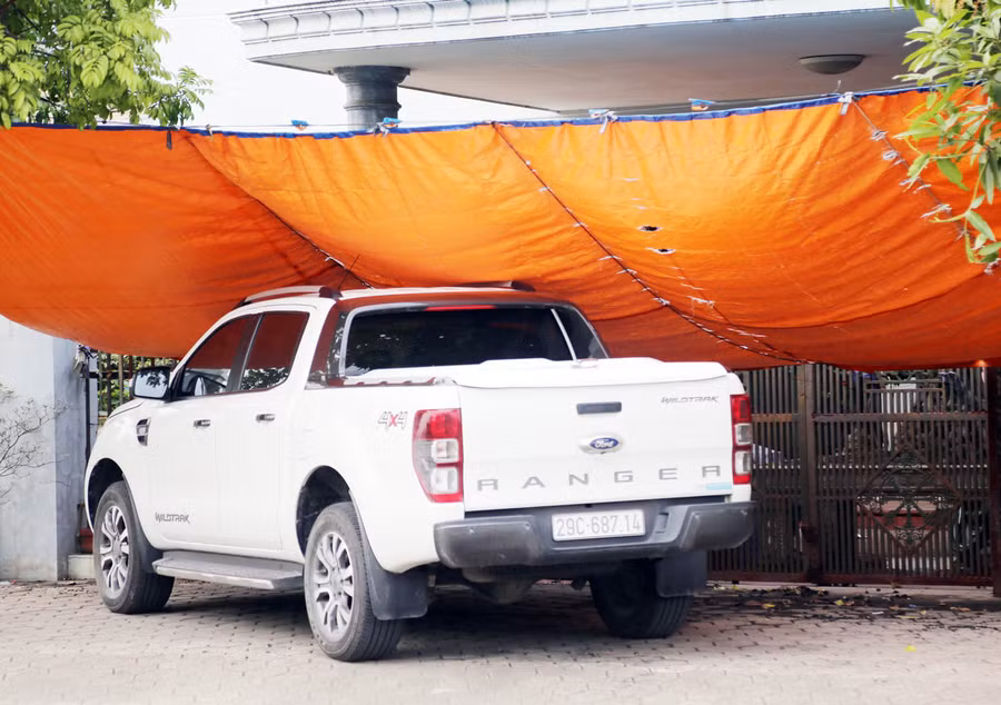Vỉa hè thành nơi để xe của tư nhân