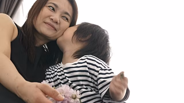 Hôn mẹ, con thấy… kỳ kỳ! Hon me, con thay… ky ky!