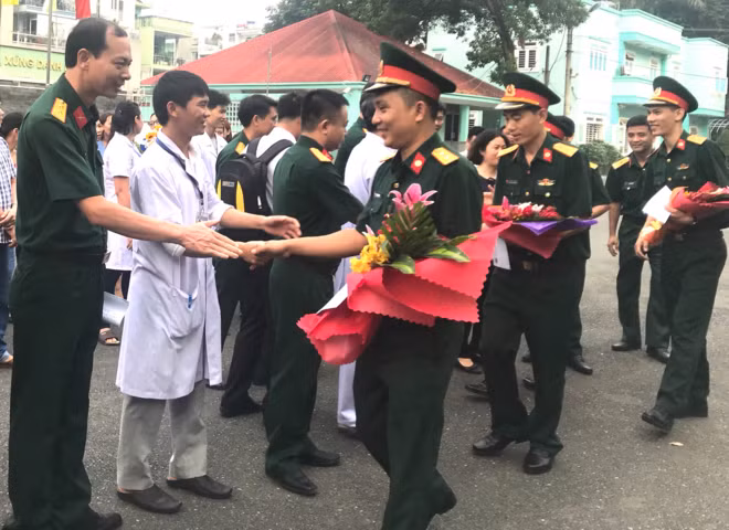 Lễ xuất quân y bác sĩ thực hiện nhiệm vụ ở huyện đảo Trường Sa sáng 28/12, tại Bện viện Quân y 175. Ảnh:B.K Bệnh viện Quân y 175 tổ chức lễ xuất quân cho đoàn y bác sĩ thực hiện nhiệm vụ ở huyện đảo Trường Sa sáng 28/12. Ảnh: B.K