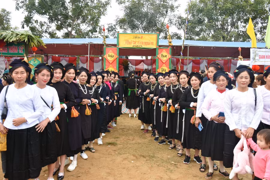 Thành viên của một đội thi chụp ảnh lưu niệm. Thành viên của một đội thi chụp ảnh lưu niệm.