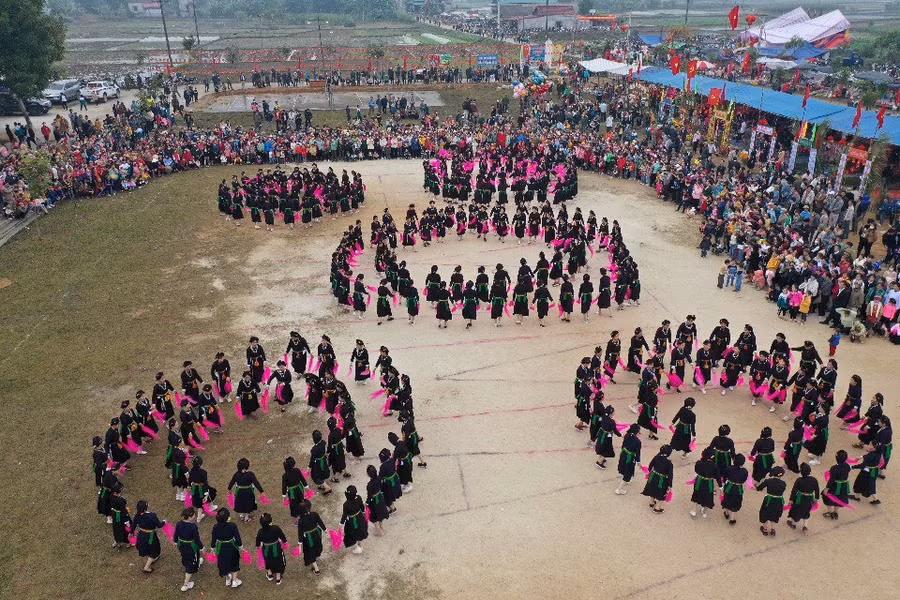 Hơn 200 người tham gia điệu múa Dậm Thuông – Một điệu múa truyền thống mang tính chất cộng đồng của người Tày.