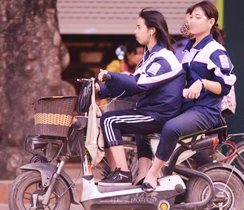 Xe máy điện là phương tiện đi lại chủ yếu của HS= Xe máy điện là phương tiện đi lại chủ yếu của HS=