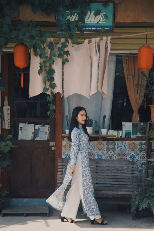 Thoạt nhìn, chiếc áo dài nhuốm màu xưa cũ, gợi nhớ về những thiếu nữ Hà Thành dịu dàng, trong trẻo.