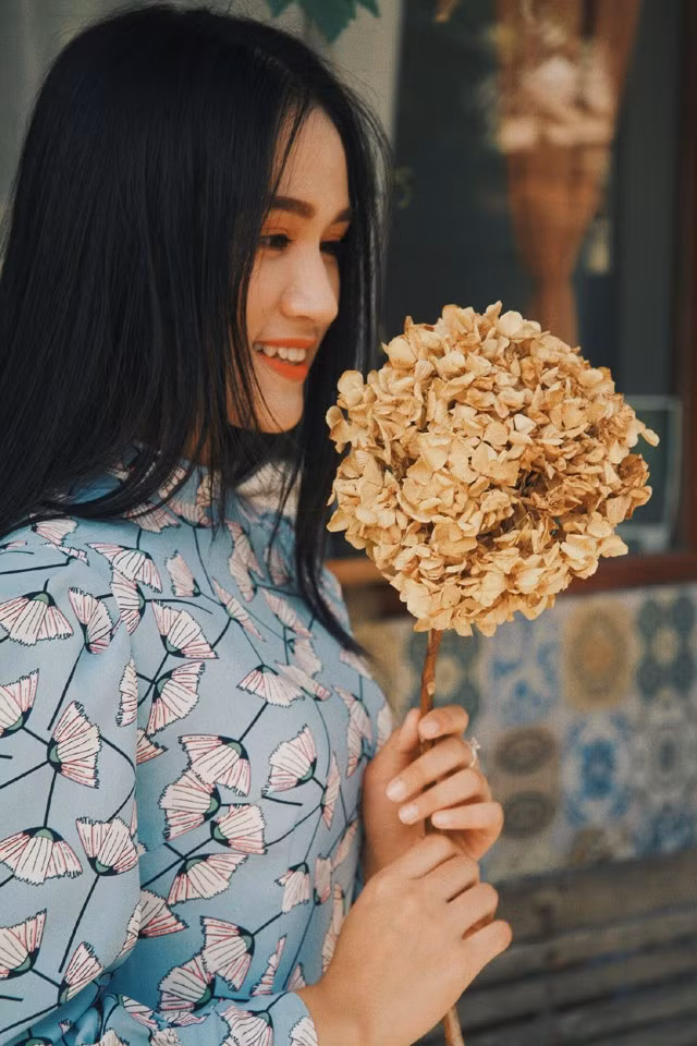 “Mặc dù lấy cảm hứng từ thập niên 60 nhưng chiếc áo dài không hề tạo cảm giác xưa cũ. Trái lại, với những thiết kế cách tân, chiếc áo tôn vinh vẻ đẹp hình thể của người phụ nữ, mang lại sự trẻ trung, tươi mới nhưng vẫn giữ được giá trị truyền thống. Bởi vậy, dù mang màu sắc hoài niệm nhưng em cảm thấy rất tự tin và dịu dàng hơn”, Lê Ngọc chia sẻ.