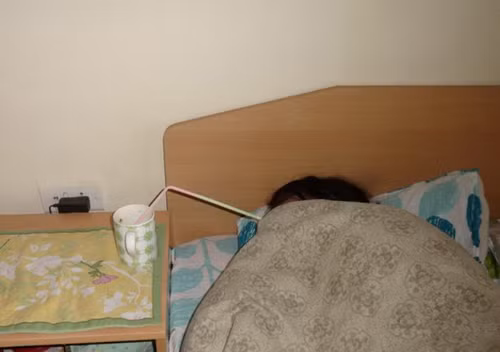 Sao phải ngồi dậy uống nước trong khi đang nằm.