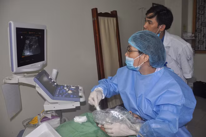 Bác sĩ thực hiện phương pháp tiêm cồn để điều trị cho bệnh nhân mắc bệnh về tuyến giáp. Ảnh: Bệnh viện cung cấp.