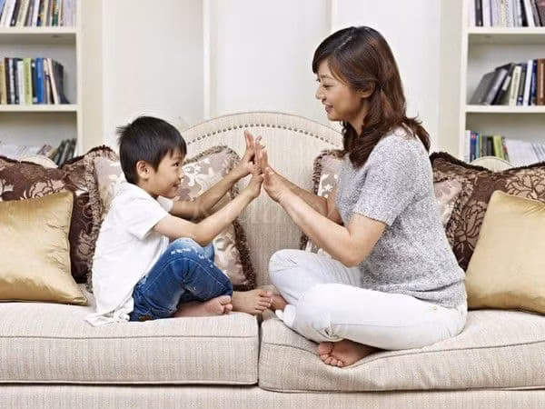 Hãy đến gần hơn và lắng nghe những suy nghĩ bên trong của con nhiều hơn. Hãy đến gần hơn và lắng nghe những suy nghĩ bên trong của con nhiều hơn.