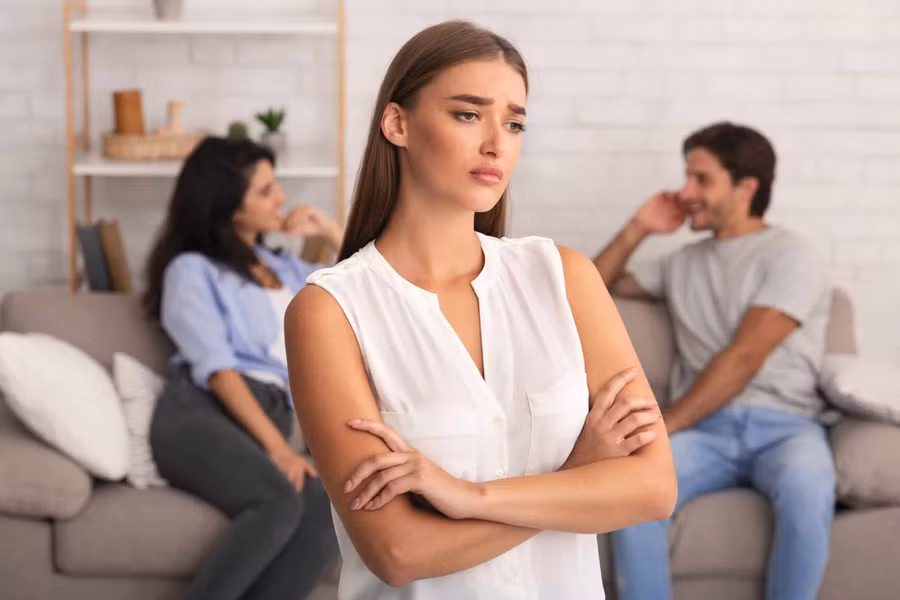 Việc bạn có một người bạn nữ thân thiết sẽ khiến cô ấy lo lắng và hơi ghen tị. (Ảnh: ITN). Việc bạn có một người bạn nữ thân thiết sẽ khiến cô ấy lo lắng và hơi ghen tị. (Ảnh: ITN).