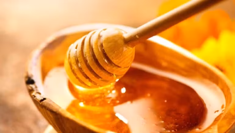 Khi lượng đường trong máu nằm trong phạm vi phù hợp, bạn cũng có thể sử dụng mật ong như một bí quyết ăn uống lành mạnh để tiếp tục kiểm soát lượng đường. (Ảnh: ITN)