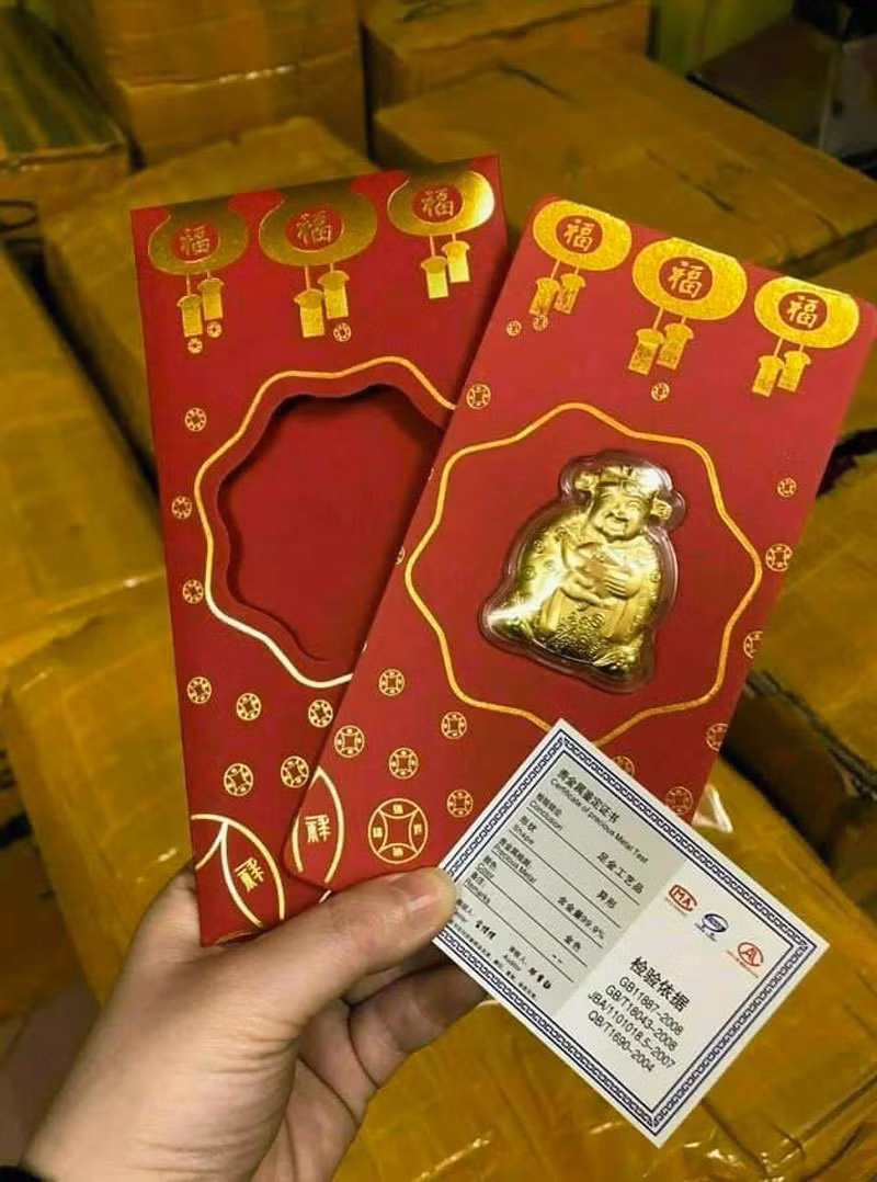 Bao lì xì vàng Thần Tài Trung Quốc bán với giá từ 10000 đến 20000 đồng/sản phẩm. (Ảnh vietnamnet).