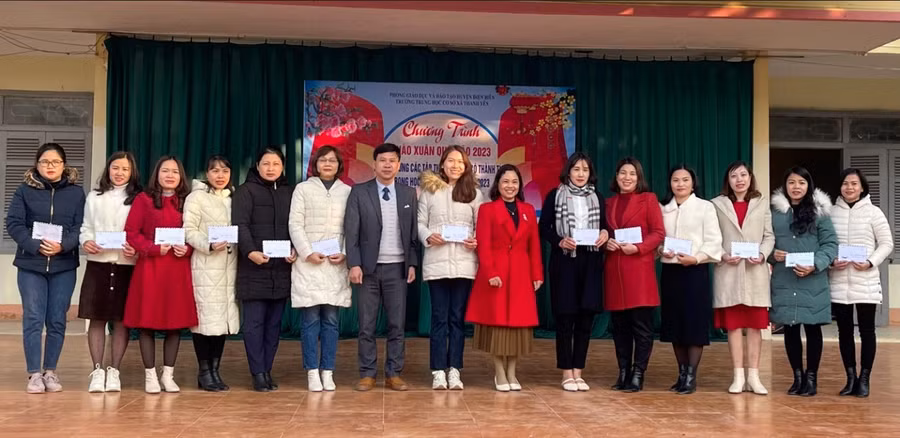 Trao thưởng giáo viên có thành tích.
