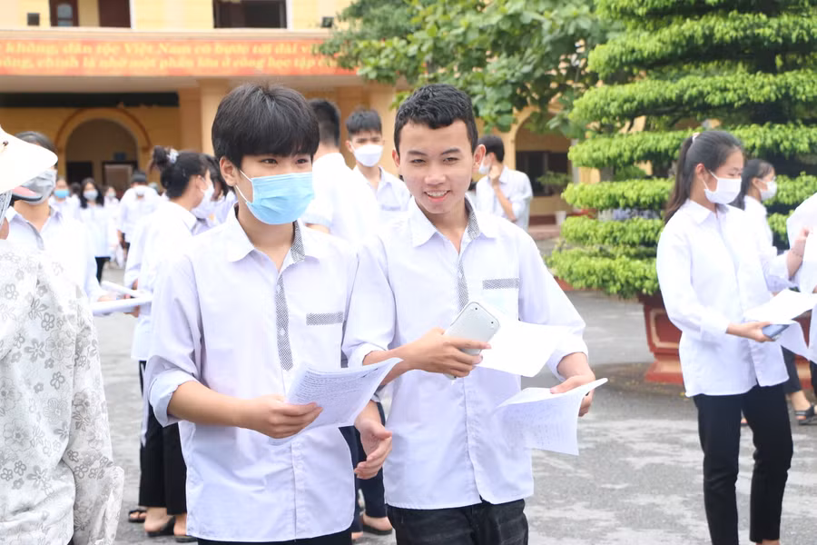 Năm 2022, Nam Định tổ chức thi vào lớp 10 THPT công lập hệ không chuyên với 3 bài thi gồm Toán, Ngữ văn và Ngoại ngữ. Năm 2022, Nam Định tổ chức thi vào lớp 10 THPT công lập hệ không chuyên với 3 bài thi gồm Toán, Ngữ văn và Ngoại ngữ.