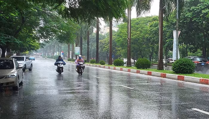 Thời tiết hôm nay Bắc Bộ mưa dông, Trung Bộ và Nam Bộ nắng nóng