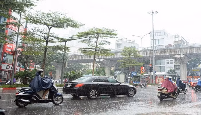 Thời tiết hôm nay Bắc Bộ mưa dông, Trung Bộ nắng nóng, Nam Bộ mưa rào