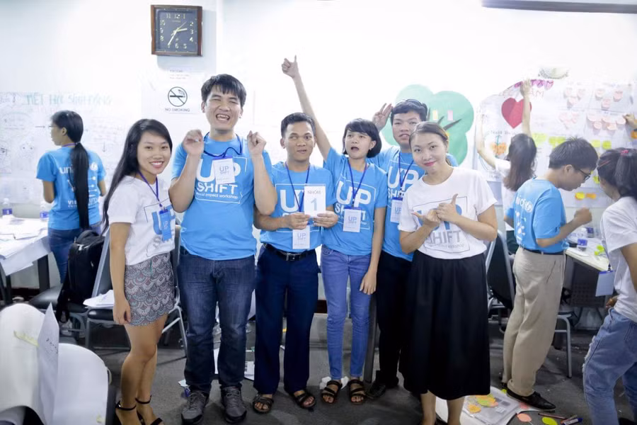Đào Văn Thơm (thứ 3 từ trái qua)- tân sinh viên VHU trong một lần sinh hoạt cùng bạn bè.