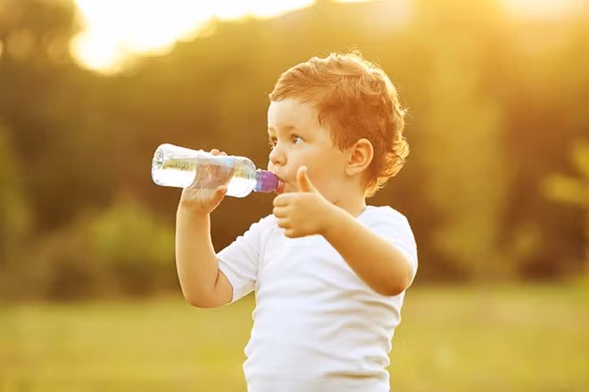 Trẻ cần bổ sung chất lỏng thường xuyên để tránh bị mất nước. Ảnh: Kiddipedia.
