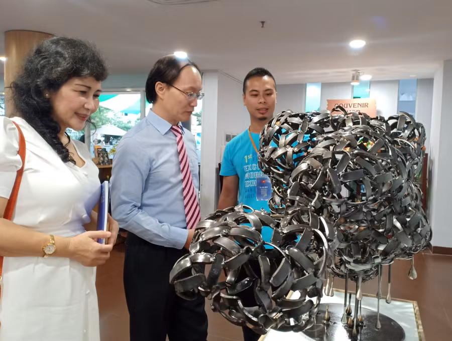 Tác phẩm “Mưa Đà Nẵng” bằng vật liệu sắt hàn.