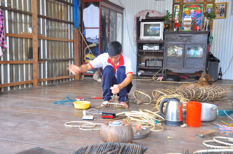 Không có lũ, làng nghề sản xuất ngư cụ cũng đìu hiu Không có lũ, làng nghề sản xuất ngư cụ cũng đìu hiu